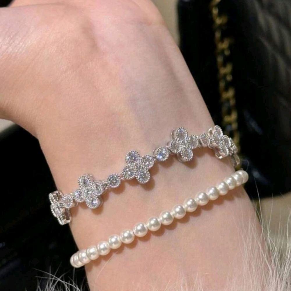 #65 Stainless Steel Fashionable Four-Leaf Flower Bracelet With Zirconia, Silver - Picture 4 of 4